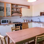 A11 - Varano, Delizioso Trilocale Con Giardino アパート
