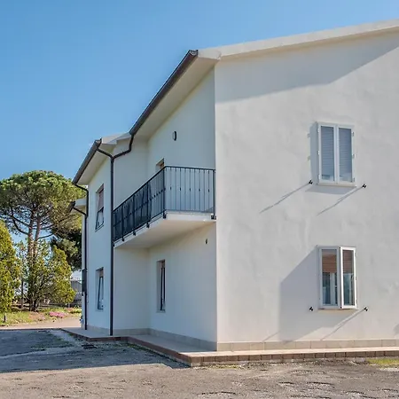 A11 - Varano, Delizioso Trilocale Con Giardino アパート