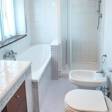 A11 - Varano, Delizioso Trilocale Con Giardino דירה