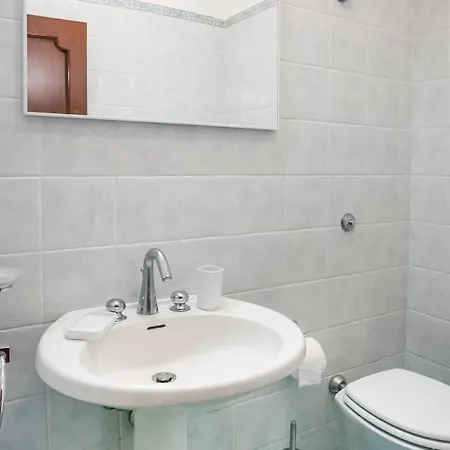 A11 - Varano, Delizioso Trilocale Con Giardino דירה *