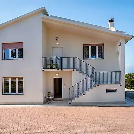 A11 - Varano, Delizioso Trilocale Con Giardino Apartamento