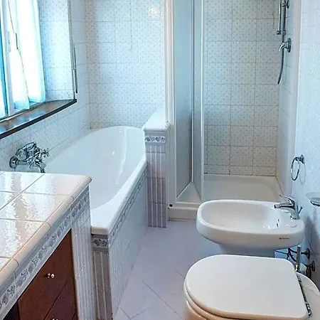 Apartamento A11 - Varano, Delizioso Trilocale Con Giardino *